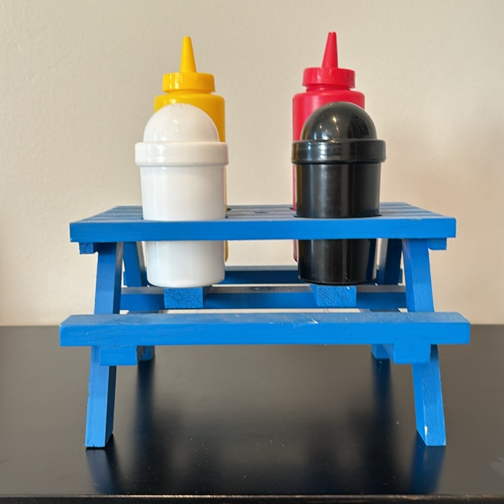 Decorative salt/pepper and ketchup/mustard picnic table - Picture 4 of 8